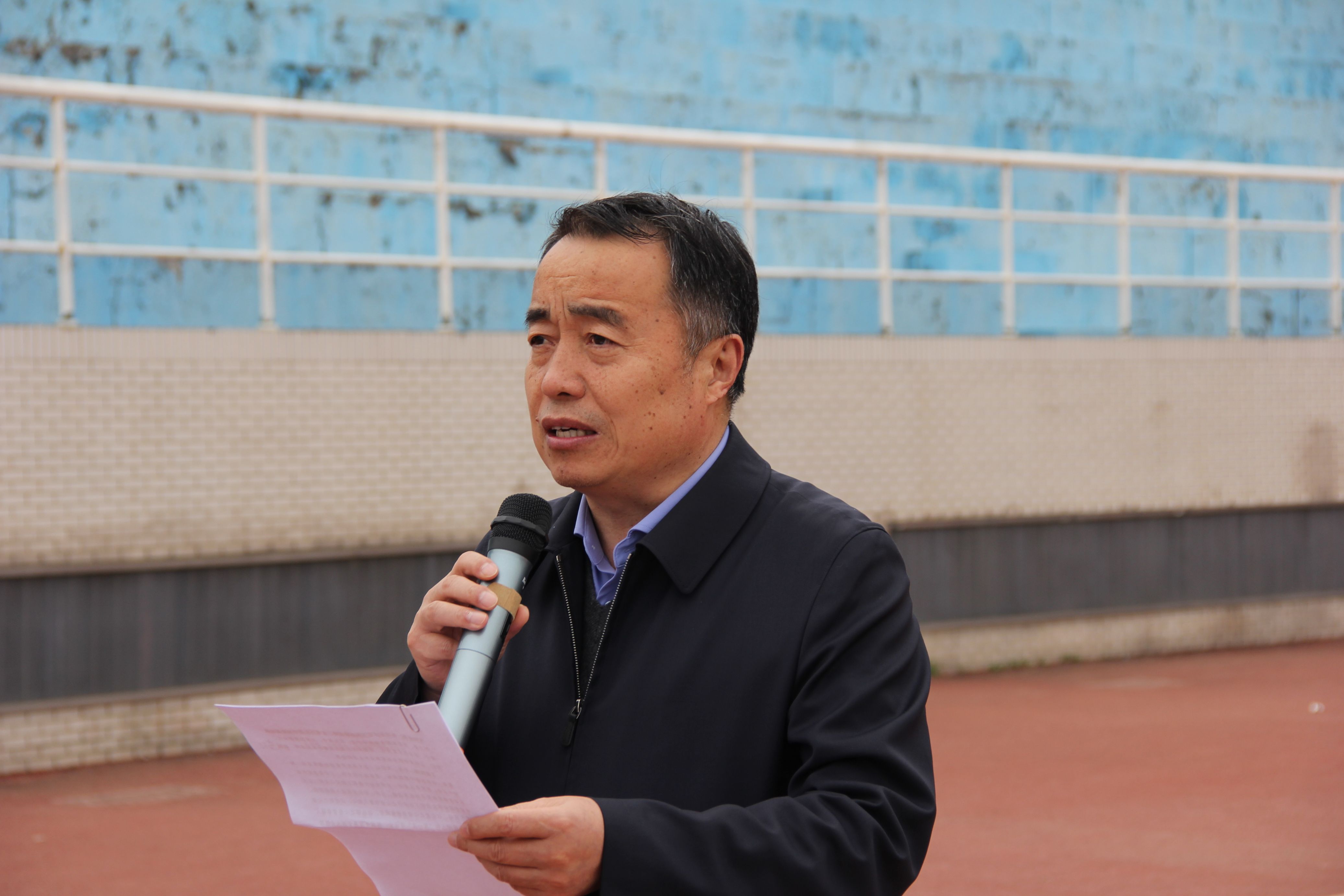 校工会举办庆祝三八节接力推球跑活动